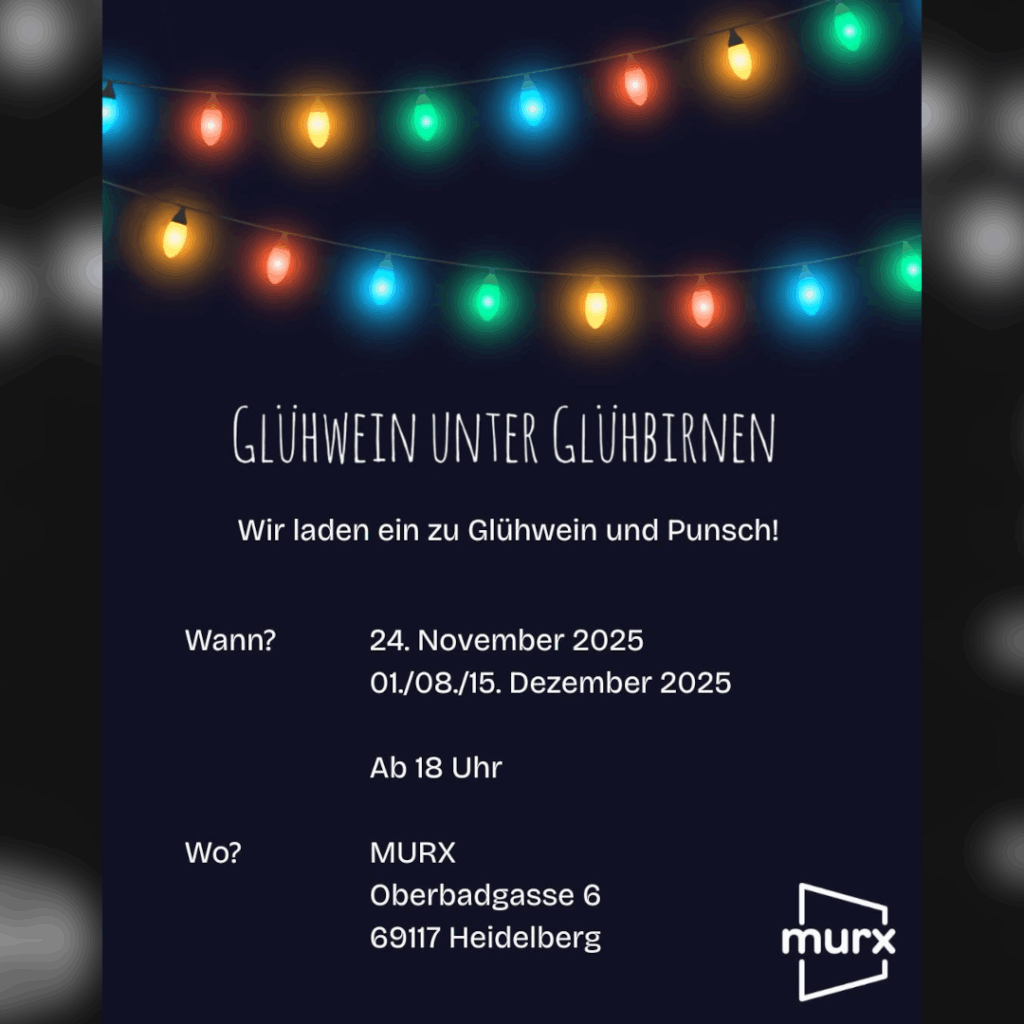 Ein dunkelblaues Bild mit zwei bunt erleuchteten Glühbirnenketten im oberen Teil. DazuText. | Glühwein unter Glühbirnen | Wir laden ein zu Glühwein und Punsch! | Wann? 24. November 2025 sowie 01., 08. und 15. Dezember 2025 Ab 18 Uhr | Wo? MURX, Oberbadgasse 6, 69117 Heidelberg