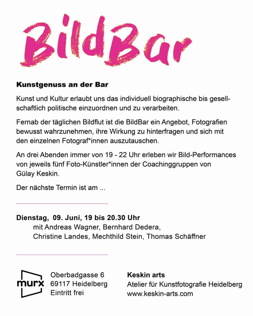 BildBar. Kunstgenuss an der Bar. Kunst und Kultur erlauben uns das individuell biographische bis gesellschaftlich politische einzuordnen und zu verarbeiten. Fernab der  täglichen Bilderflut ist die BildBar ein Angebot, Fotografien  bewusst wahrzunehmen, ihre  Wirkung zu hinterfragen und sich mit den einzelnen Fotograf*innen auszutauschen.  An drei Abenden i mmer von 19 - 22 Uhr erleben wir Bild-Performances von jeweils fünf Foto-Künstler*innen der  Coachinggruppen von Gülay Keskin. Der nächste Termin ist am ... Dienstag, 09. Juni, 19 bis 20:30 Uhr. mit Andreas Wagner, Bernhard Dedera, Christine Landes, Mechthild Stein, Thomas Schäffer