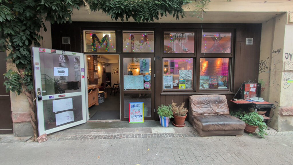 Der Eingang zum Freiraum "Murx". Meist mit offener Tür und Couch in der Oberbadgasse.