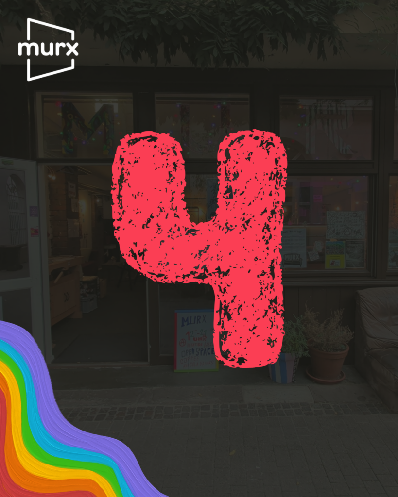 Bild in dessen Hintergrund ein etwas abgeblendetes Bild des Murx von Außen ist. | Links oben das Murx-Logo, Links unten ein Regenbogen in Pastellfarben, in der Mitte eine große 4 die wie mit Kreide geschrieben aussieht.